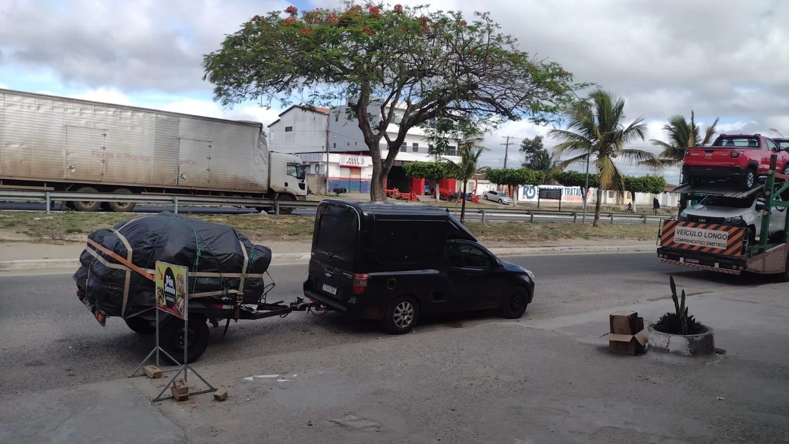Veículo com reboque transportando carga volumosa